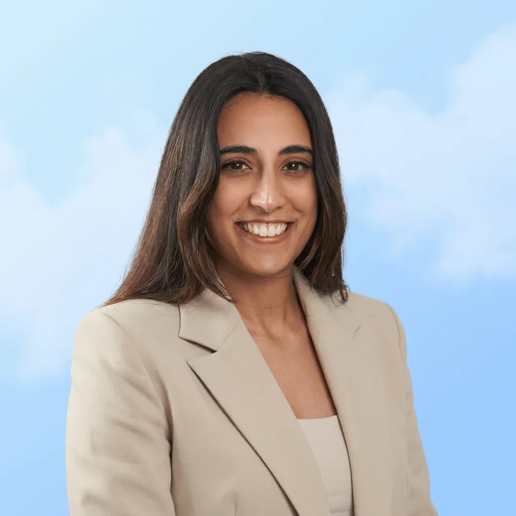 Yasmina Warraitch, psicóloga especializada en TEA, sobre un fondo de cielo azul